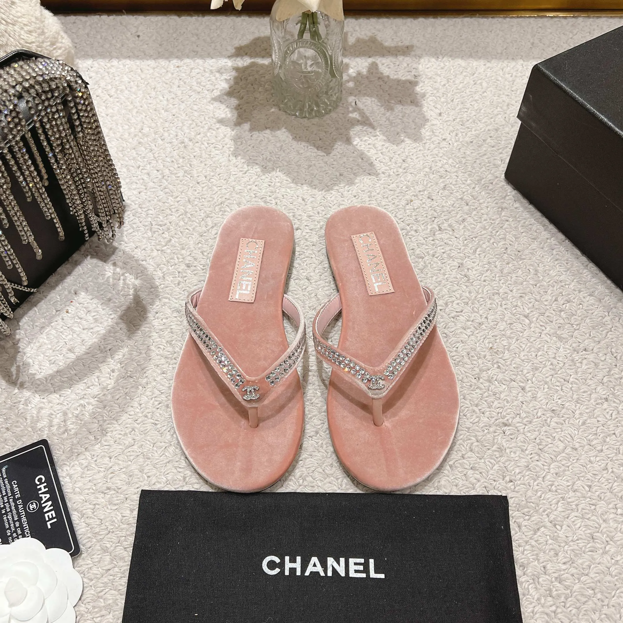 👟👟Ex-factory price 480👟👟 Xiaoxiang chanel 2025 new flip-flops! This series is really amazing. How can it be so beautiful! Summer is really an invincible combination that can be salty or sweet ~ The upper is made of original velvet and the lining is lambskin genuine leather outsole Size: 35-40 (40 customized)